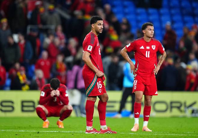 <yonhap photo-2079=""> Wales' Ben Cabango and teammates react after Belgium won the World Cup European Qualifying soccer match between Wales and Belgium at the Cardiff City Stadium in Cardiff, Monday, Oct. 13, 2025. (David Davies/PA via AP) UNITED KINGDOM OUT; NO SALES; NO ARCHIVE; PHOTOGRAPH MAY NOT BE STORED OR USED FOR MORE THAN 14 DAYS AFTER THE DAY OF TRANSMISSION; MANDATORY CREDIT/2025-10-14 06:58:13/ <저작권자 ⓒ 1980-2025 ㈜연합뉴스. 무단 전재 재배포 금지, AI 학습 및 활용 금지></yonhap>