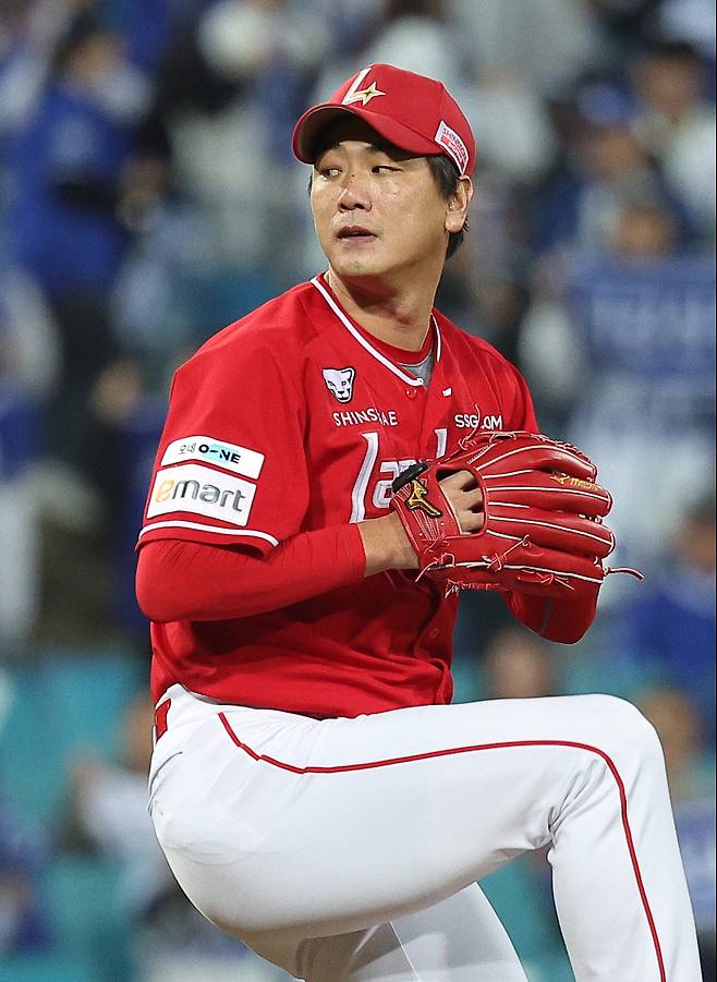 <yonhap photo-4816="">14일 대구 삼성라이온즈파크에서 열린 2025 프로야구 KBO리그 포스트시즌 준플레이오프 4차전 SSG 랜더스와 삼성 라이온즈의 경기. 1회말 SSG 선발투수 김광현이 역투하고 있다. 2025.10.14 [연합뉴스]</yonhap>