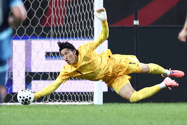 <yonhap photo-5381=""> 김승규의 슈퍼세이브 (서울=연합뉴스) 윤동진 기자 = 14일 서울 마포구 서울월드컵경기장에서 열린 한국과 파라과이 축구 대표팀의 친선경기. 김승규가 파라과이 로날도 마르티네스의 슈팅을 막아내고 있다. 2025.10.14 mon@yna.co.kr/2025-10-14 20:47:55/ <저작권자 ⓒ 1980-2025 ㈜연합뉴스. 무단 전재 재배포 금지, AI 학습 및 활용 금지></yonhap>
