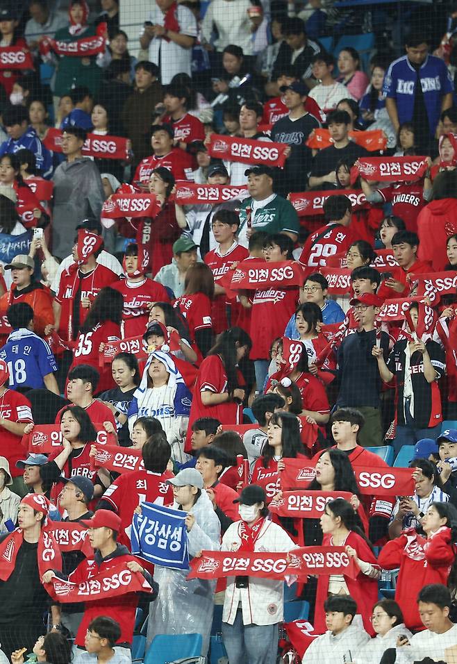 <yonhap photo-5133="">14일 대구 삼성라이온즈파크에서 열린 2025 KBO 프로야구 포스트시즌 준플레이오프 4차전 SSG 랜더스와 삼성 라이온즈의 경기. 5회말 관중들이 응원을 하고 있다. 2025.10.14 [연합뉴스]</yonhap>