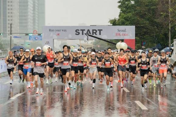지난달 28일 서울 여의도공원 일대에서 펼쳐진 '2025 런 유어 웨이 서울 대회'에서 참가자들이 달리고 있다. [사진=이랜드월드]