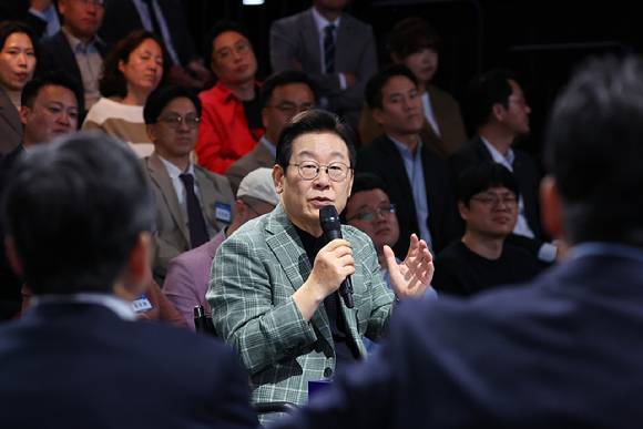 이재명 대통령이 14일 서울 동대문구 콘텐츠문화광장에서 디지털토크라이브 '국민의 목소리, 정책이 되다' 간담회를 하고 있다. 2025.10.14 [사진=연합뉴스]