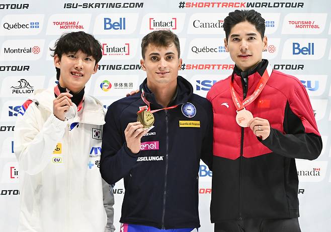 1500m 금메달리스트 임종언(가운데)과 황대헌(왼쪽), 쑨룽(중국). [AP=뉴시스]