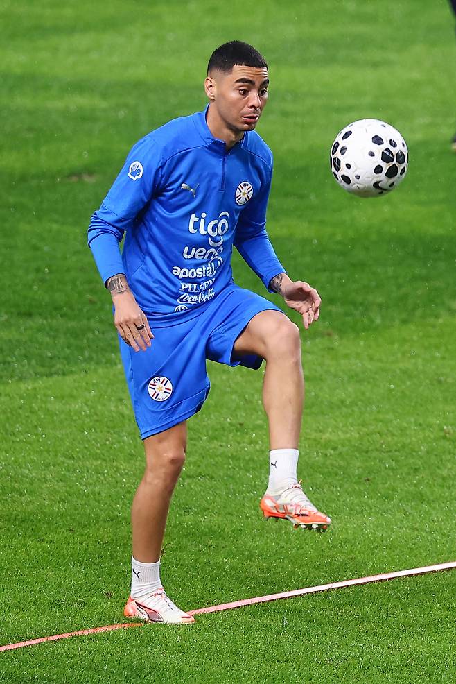 파라과이 축구대표팀 미겔 알미론이 우리나라와의 평가전을 하루 앞둔 13일 경기도 고양시 고양종합운동장에서 공식훈련을 하고 있다. [연합뉴스]