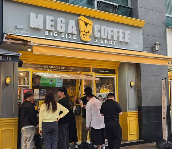 13일 오후 1시 30분쯤 서울 영등포구 여의도역 인근에 위치한 메가MGC커피 매장 앞 키오스크에서 손님들이 음료를 주문하고 있다. 노유림 기자