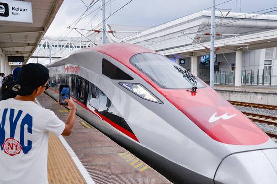 2023년 10월 17일 개통한 인도네시아 고속철 후쉬(Whoosh). 신화=연합뉴스