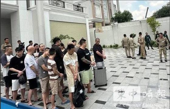 캄보디아 프놈펜의 범죄단지에서 체포되는 중국인들. 캄보디아-차이나 타임스 캡처