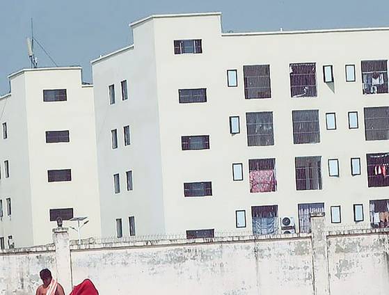 캄보디아 범죄조직이 이용한 건물 및 감시초소로 의심되는 곳들. 철조망 또는 예리한 금속 조각이 붙은 철선이 3중으로 쳐져 있는 사기 시설의 높은 벽 뒤로 쇠창살이 설치된 창문들이 보인다. 사진 국제 앰네스티 보고서