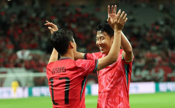 14일 서울 마포구 서울월드컵경기장에서 열린 한국과 파라과이 축구 대표팀의 친선경기. 엄지성이 골을 넣고 세리머니하고 있다. 최기웅 기자