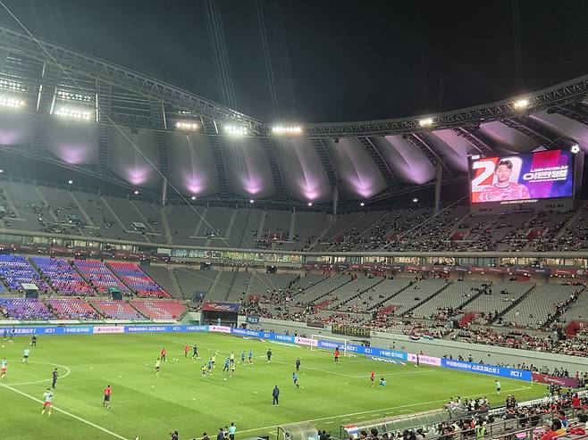 14일 한국과 파라과이 평가전을 30분 앞둔 서울월드컵경기장. 관중석에 빈자리가 많이 보인다. 박린 기자