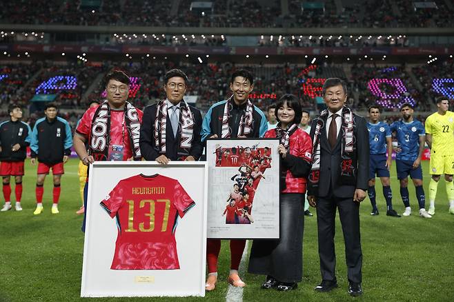 14일 오후 서울월드컵경기장에서 열린 한국과 파라과이 축구 대표 친선 경기에 앞서 손흥민이 A매치 최다출전 기념 유니폼을 전달 받은뒤 차범근 전 감독, 정몽규 대한축구협회장등 관계자들과 기념사진을 촬영하고 있다. 김정훈 기자.
