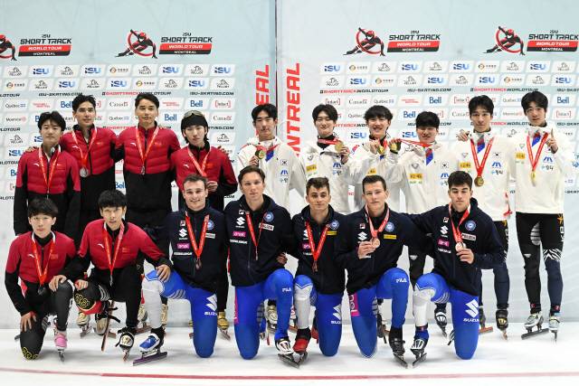 ▲ 한국 쇼트트랙 국가대표팀 선수단이 13일(한국 시간) 캐나다 몬트리올에서 열린 2025-2026 ISU 쇼트트랙 월드투어 1차 대회 남자 5000m 계주에서 금메달을 차지한 뒤 기념 촬영하고 있다.  연합뉴스