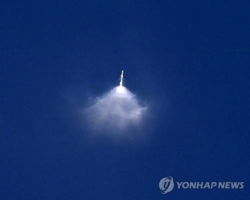 ▲ 13일 발사 후 다시 하강하는 스타십 로켓 부스터 ‘슈퍼헤비’ [UPI=연합뉴스. 재판매 및 DB 금지]