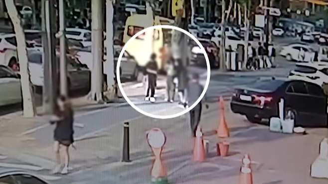 ‘대치동 마약’ 사건 범인들이 학원가에서 학생들에게 음료를 나눠주는 모습