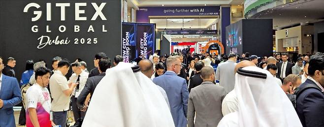 13일 아랍에미리트(UAE) 두바이에서 열린 ‘자이텍스 글로벌(GITEX Global) 2025’에서 참석자들이 글로벌 스타트업이 선보인 기술을 둘러보고 있다. 세계 3대 정보통신기술(ICT) 전시회로 꼽히는 자이텍스 글로벌은 오는 17일까지 이어진다.  두바이=안정훈 기자