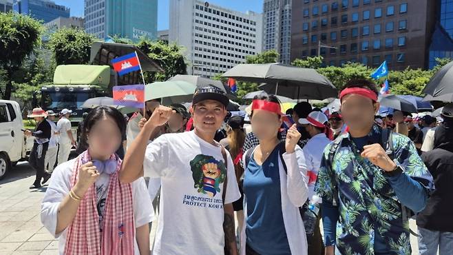 지난 7월 27일 서울 보신각 앞에서 열린 캄보디아 반정부 집회에서 만난 민주화 운동가 부트 비차이(왼쪽에서 두 번째·37). 캄보디아 당국은 한국 정부에 그의 송환을 요구하고 있다. 김다빈 기자