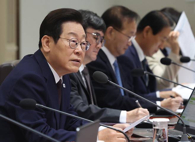 “국민 생명·안전이 최우선” 이재명 대통령이 14일 용산 대통령실에서 열린 제45회 국무회의에서 모두발언을 하고 있다. 대통령실사진기자단