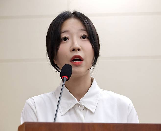 유튜버 쯔양(본명 박정원)이 14일 서울 여의도 국회 과학기술정보방송통신위원회에서 열린 2025년도 국정감사에서 의원 질의에 답변하고 있다. 연합뉴스