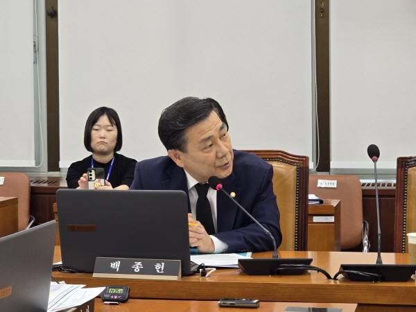 국민의힘 백종헌 의원이 14일 복건복지부 국정감사에서 질의하고 있다. 의원실 제공.