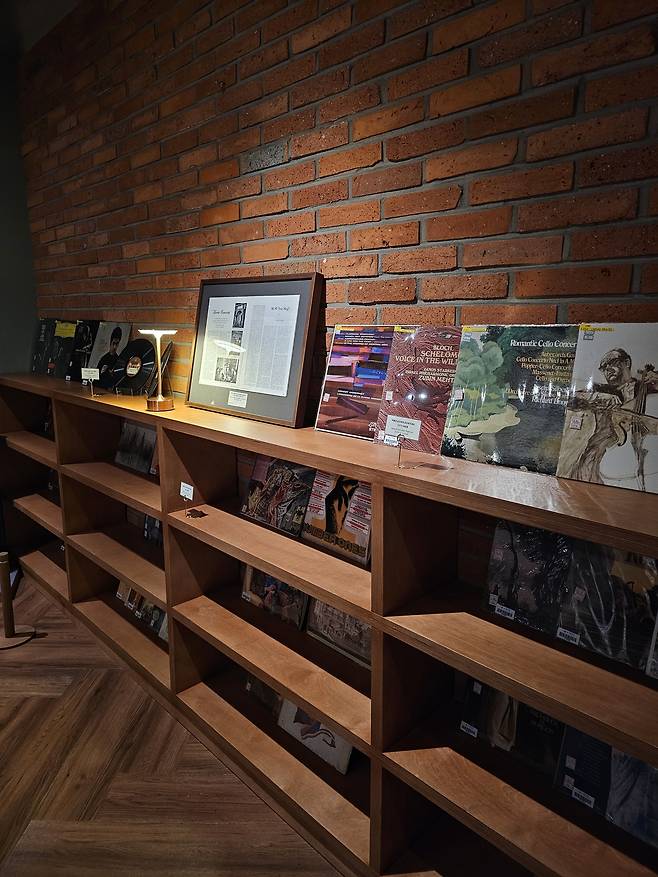 Over 50 LP albums donated by the late Park are displayed on the listening room's shelves. (Choi Jae-hee/The Korea Herald)