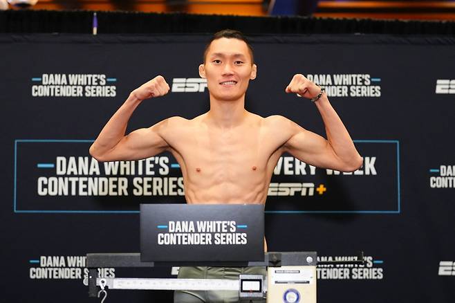 61.2kg으로 밴텀급 일반 경기 계체를 통과한 권원일. UFC 제공