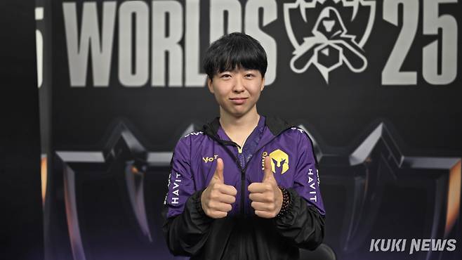 ‘미르’ 정조빈이 14일 중국 베이징 스마트 e스포츠센터에서 쿠키뉴스와 만나 인터뷰하고 있다. 김영건 기자