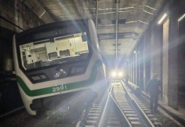 지난 3월 서울 구로구 지하철 2호선 신도림역에서 열차가 탈선한 모습. 연합뉴스