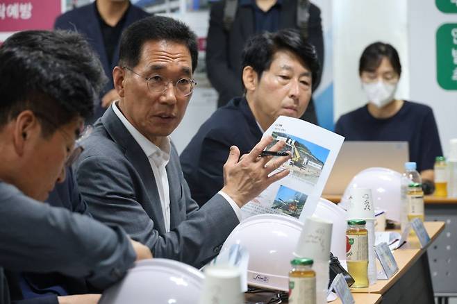 더불어민주당 산업재해예방TF 단장을 맡은 김주영 의원이 지난 7월 31일 경남 의령의 포스코E&C 노동자 끼임 사망사고 현장을 찾아 긴급 점검에 나서고 있다. 김 의원실 제공