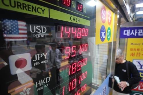 원/달러 환율이 고공행진하면서 달러 선물에 투자하는 상장지수펀드(ETF) 수익률이 상승 중이지만, 개인 투자자들은 달러 약세에 대거 베팅하고 있는 것으로 나타났다. [사진출처 = 연합뉴스]