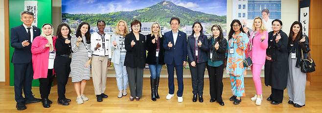 지난 13일 이철우 경북도지사가 도청에서 13개국 주한대사부인회(ASAS) 회원들과 기념촬영을 하고 있다.(사진제공-경북도)