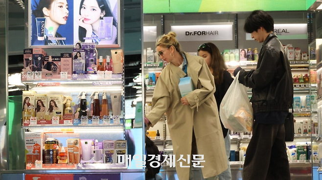 서울 중구 명동에 위치한 화장품 판매점에서 외국인 관광객들이 쇼핑을 하고 있다. [매경DB]