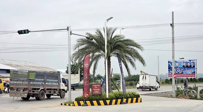 14일(현지시간) 오후 캄보디아 떼쪼 국제공항 인근 도로에서 차량들이 달리고 있다. 기사 내용과 직접적인 관련 없음. [사진 출처 = 연합뉴스]