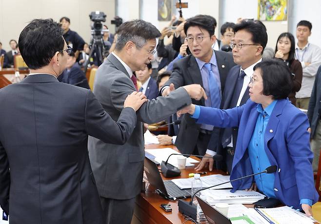 14일 국회 과학기술정보방송통신위원회 국정감사에서 여야 의원들이 설전을 벌이고 있다. 오른쪽부터 김현·김우영·노종면 더불어민주당 의원, 김장겸·박정훈 국민의힘 의원. 연합뉴스