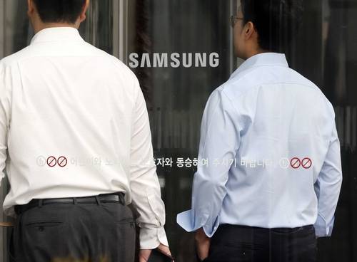 삼성전자는 2025년 3분기 잠정 실적으로 연결기준 매출 86조 원, 영업이익 12조 1,000억 원을 발표했다. 이는 전년 동기 대비 매출은 8.72%, 영업이익은 31.81%가 늘어난 수치로, 분기 기준 역대 최대 매출을 기록했으며 영업이익도 시장 기대치(약 10조 원)를 크게 상회하는 어닝 서프라이즈 보여줬다. 2025.10.14 [김호영기자]