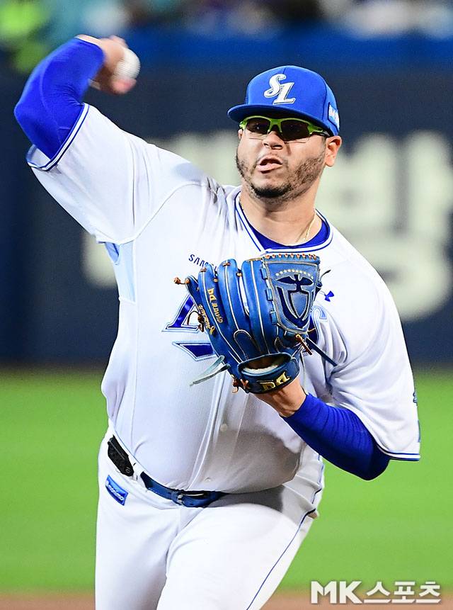 14일 오후 대구삼성라이온즈파크에서 ‘2025 신한 SOL Bank KBO 포스트시즌’ SSG 랜더스와 삼성 라이온즈의 준플레이오프(5전 3선승제) 4차전이 열렸다. 삼성 선발 후라도가 역투하고 있다. 사진(대구)=김영구 기자