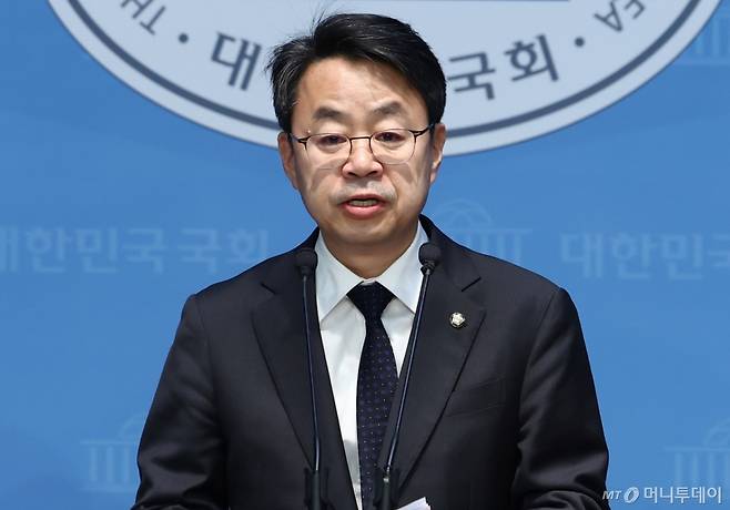 (서울=뉴스1) 김민지 기자 = 박홍배 더불어민주당 의원이 24일 오전 서울 여의도 국회 소통관에서 '노조법 2조·3조 개정안 발의 기자회견'을 하고 있다. 2025.2.24/뉴스1  Copyright (C) 뉴스1. All rights reserved. 무단 전재 및 재배포,  AI학습 이용 금지. /사진=(서울=뉴스1) 김민지 기자