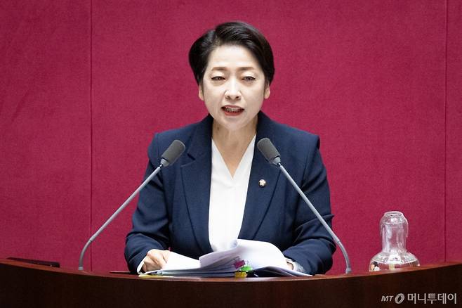 (서울=뉴스1) 유승관 기자 = 황정아 더불어민주당 의원이 27일 서울 여의도 국회에서 열린 제429회 국회(정기회) 제9차 본회의에서 방송미디어통신위원회의 설치 및 운영에 관한 법률안(대안)에 대한 무제한토론(필리버스터)을 하고 있다. 2025.9.27/뉴스1  Copyright (C) 뉴스1. All rights reserved. 무단 전재 및 재배포,  AI학습 이용 금지. /사진=(서울=뉴스1) 유승관 기자