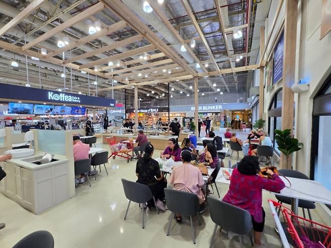 롯데마트 발리점에 조성한 F&B 시설 코페아 카페앤베이커리 (Koffea Cafe&Bakery)에서 고객들이 커피와 음식을 먹고 있다. /사진=유엄식 기자