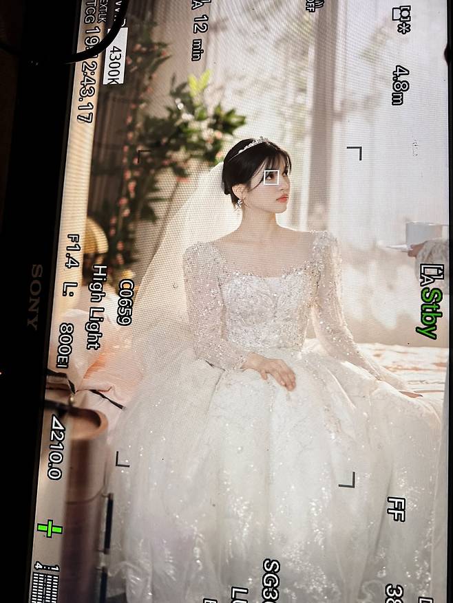 인플루언서 안유정(본명 이유정)이 웨딩드레스를 입은 사진을 올려 연인인 방송인 유병재와의 결혼설이 불거진 가운데, 소속사 측이 입장을 밝혔다./사진=안유정 인스타그램