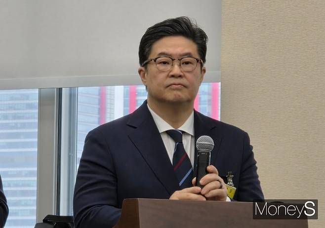 국회 정무위원회 국정감사의 주인공은 단연 김병주 MBK파트너스 회장이었다. 사진은 14일 국회 정무위 국정감사에 참석한 김병주 회장의 모습. /사진=김성아 기자