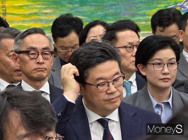 김병주 MBK파트너스 회장은 이날 오후 국회 정무위 국정감사에서 홈플러스 경영 의사결정에 전혀 참여하지 않았느냐는 질의에 "저는 대기업 총수가 아니다 . 사모펀드(PE) 운용사"라며 선을 그었다. 사진은 14일 국회 정무위 국정감사에 참석한 김병주 회장의 모습.  /사진=김성아 기자