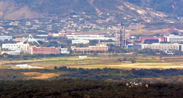 뼈대만 남은 개성공단 지원센터　  : 통일부가 ‘개성공단 발전적 정상화’를 위한 부처 조직개편을 발표한 14일 오전 경기 파주시 파평산에서 바라본 개성공단 일대에 뼈대만 남은 개성공단 종합지원센터(오른쪽 높은 건물)가 보인다.  윤성호 기자