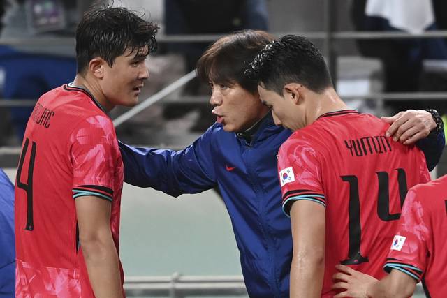 14일 오후 서울 마포구 서울월드컵경기장에서 열린 A매치 친선전 대한민국과 파라과이의 경기, 홍명보 감독이 작전지시하고 있다. 2025.10.14. 백동현 기자