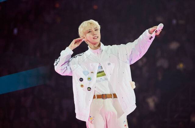 도영이 인이어를 빼고 팬들의 목소리에 귀 기울이고 있다. / NCT 인스타그램