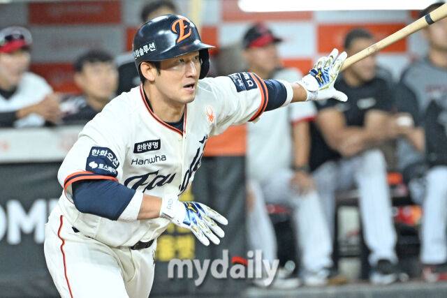 29일 대전 한화생명 볼파크 야구장에서 열린 '2025 신한 SOL BANK KBO리그' LG 트윈스와 한화 이글스 경기. 한화 최재훈이 2회말 2사 3루에 1타점 적시타를 치고 있다./마이데일리