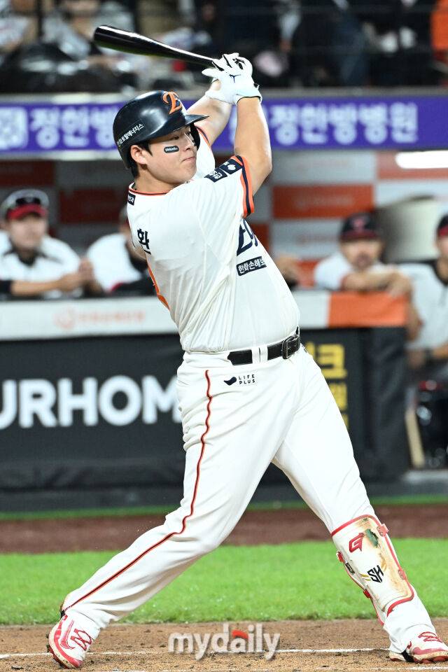 29일 대전 한화생명 볼파크 야구장에서 열린 '2025 신한 SOL BANK KBO리그' LG 트윈스와 한화 이글스 경기. 한화 노시환이 2회말 선두타자로 나와 안타를 치고 있다./마이데일리