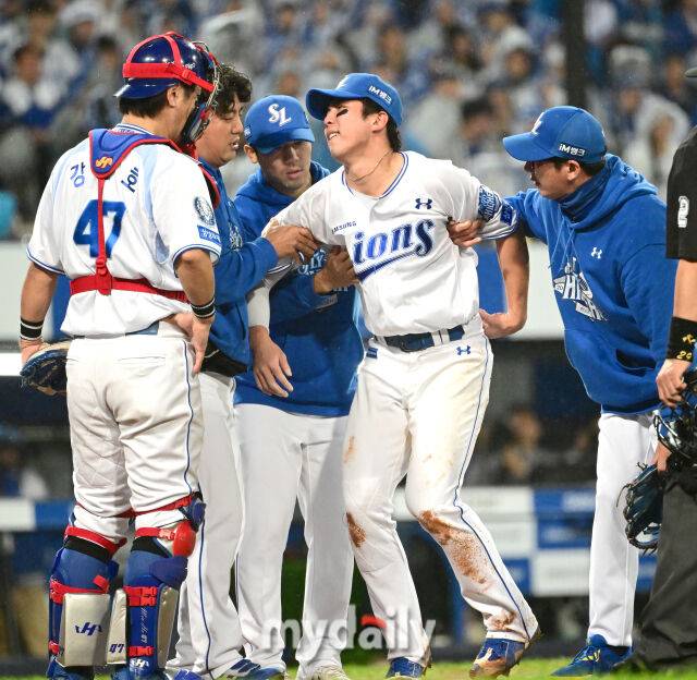 2025년 10월 13일 오후 대구 삼성라이온즈파크에서 열린 '2025 신한 SOL Bank KBO 포스트시즌' SSG 랜더스와 삼성 라이온즈의 준플레이오프 3차전 경기.삼성 3루수 김영웅이 8회초 1사 후 SSG 에레디아의 3루 땅볼 타구를 처리하다 허리 통증을 호소하며 쓰러지고 있다./대구=유진형 기자