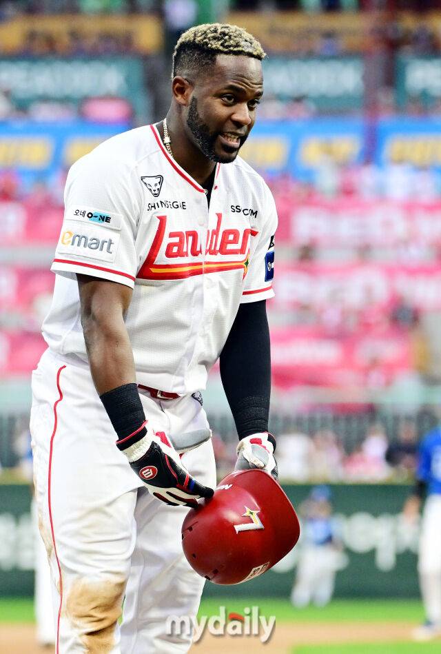 SSG 에레디아가 이진영 코치를 보며 능글맞은 제스쳐를 보이고 있다.