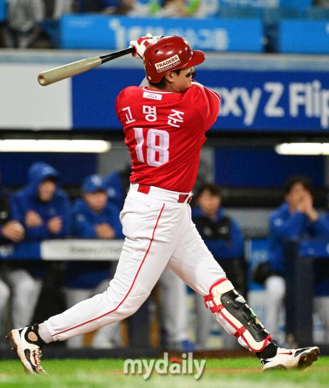 2025년 10월 13일 오후 대구 삼성라이온즈파크에서 열린 '2025 신한 SOL Bank KBO 포스트시즌' SSG 랜더스와 삼성 라이온즈의 준플레이오프 3차전 경기. SSG 고명준이 9회초 1사 1루서 2점 홈런을 치고 있다./대구=유진형 기자