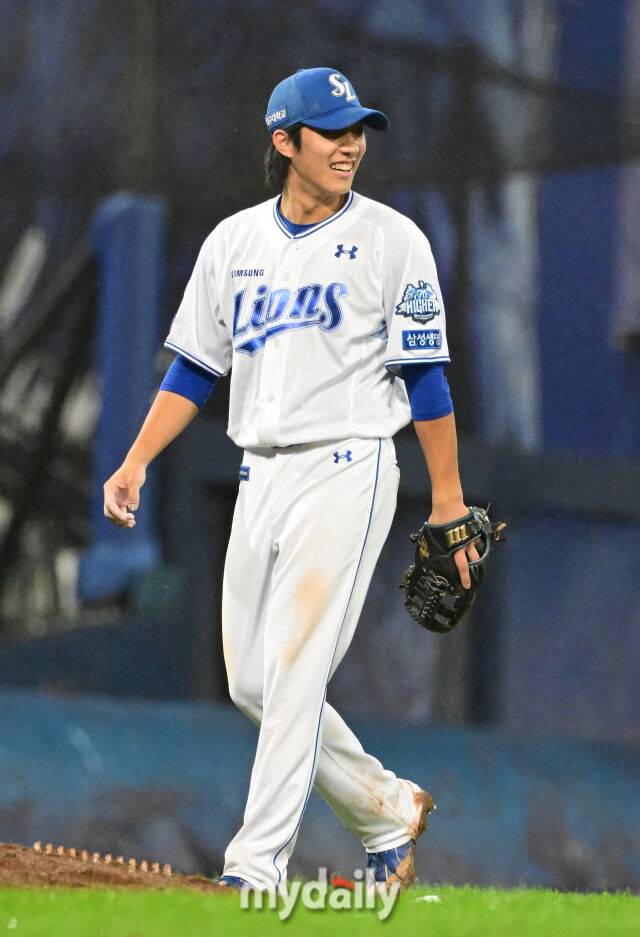 2025년 10월 13일 오후 대구 삼성라이온즈파크에서 열린 '2025 신한 SOL Bank KBO 포스트시즌' SSG 랜더스와 삼성 라이온즈의 준플레이오프 3차전 경기.삼성 이재현이 5-3으로 승리한 뒤 기뻐하고 있다./대구=유진형 기자